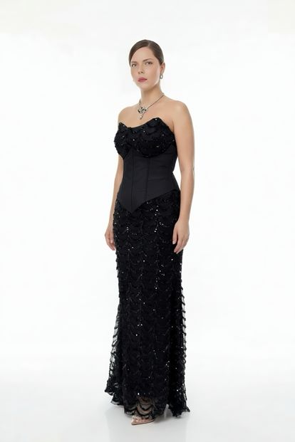 فستان سهرة أسود مزين بالترتر بتصميم الكورسيه، بمقاسات كبيرة